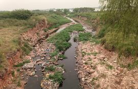 La sequía extrema que azota al país y se refleja con la bajante del río también desnuda la contaminación de los causes hídricos. En la imagen, el arrroyo Mburicaó.