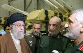 El líder supremo iraní, ayatolá Ali Jamenei (i), Hossein Salami (2do de la der), líder de la Guardia Revolucionaria iraní; y el General Amir Ali Hajizadeh, líder de la aviación iraní (d)
