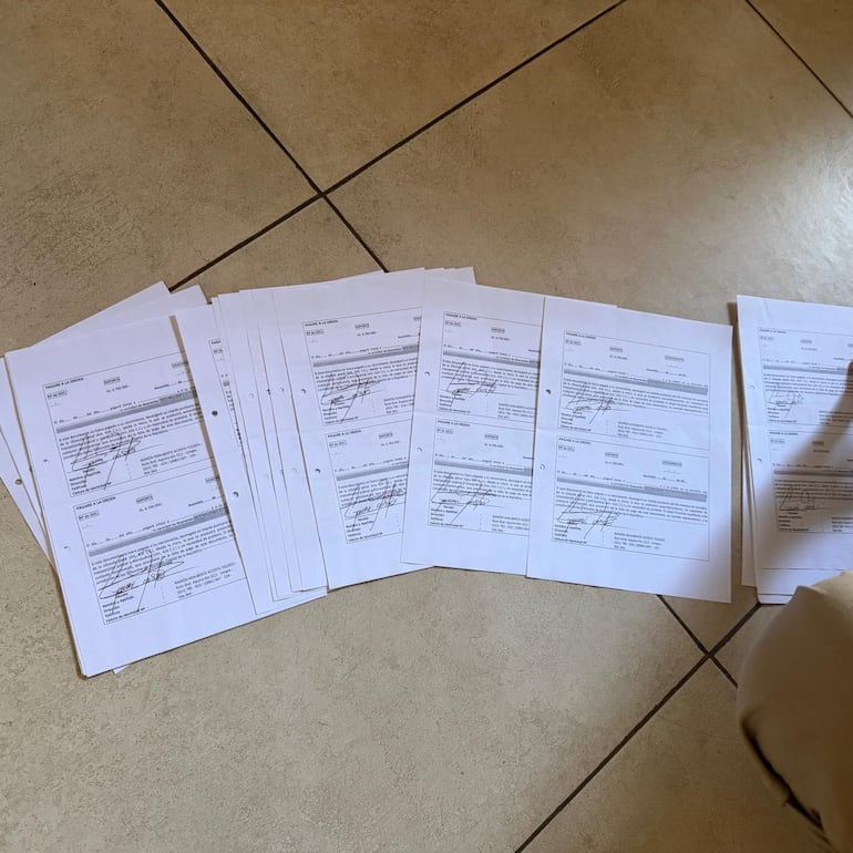 Más hojas de pagarés que fueron halladas en el estudio jurídico de la abogada Zully Ortiz, todos firmados.