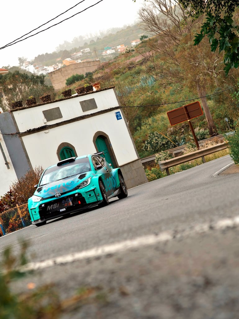Diego Domínguez Bejarano y Rogelio Peñate probando el Toyota GR Yaris Rally2 sobre el asfalto.