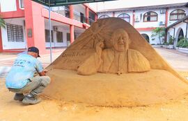 El escultor Oscar Garcete dibujó con arena la figura del Papa Francisco frente a la sede de la Gobernación de Ñeembucú.