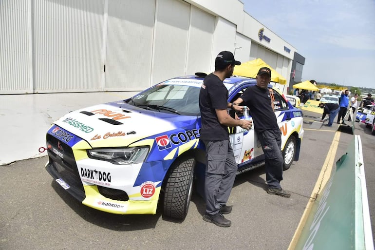 Los autos y las tripulaciones realizan las verificaciones técnica, administrativa y seguridad del Rally del Chaco 2026 en Hangares P.A.S., en Luque, Paraguay.