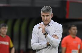 El argentino Martín Palermo, entrenador de Olimpia, en el partido frente a Guaraní Guaraní por la duodécima fecha del torneo Apertura 2025 en el estadio Defensores del Chaco, en Asunción, Paraguay.