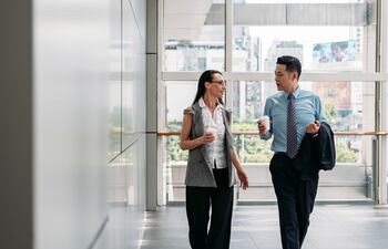 Concepto de reuniones a pie en el trabajo.