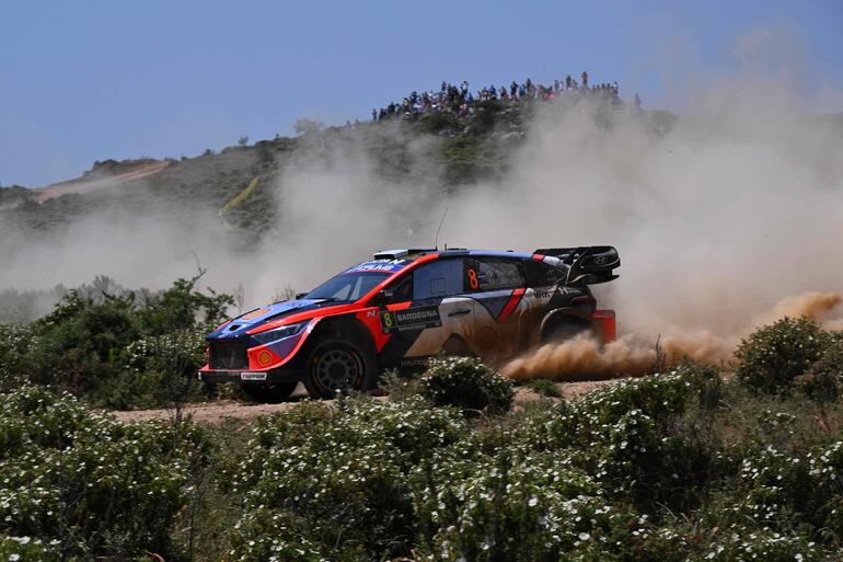 Ott Tänak (Hyundai i20 N Rally1) cerró la jornada de hoy en el tercer lugar.