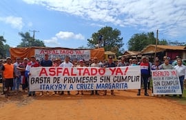 Los pobladores de Itakyry se manifestaron esta mañana para exigir la agilización del proceso de licitación.