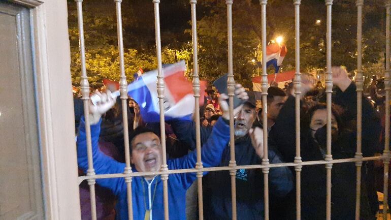 Muchos se acercaron a las ventanas a repudiar la gestión actual de la comuna.