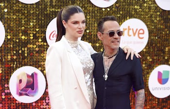 Nadia Ferreira y Marc Anthony posando a su llegada a la alfombra roja de la gala de entrega de la vigésimo tercera edición de los Premios Juventud, en Marbella (Málaga). (EFE/Jorge Zapata)