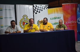 Momento exacto en el cual las autoridades del CVAP daban los correspondientes detalles del Rally de San Bernardino.