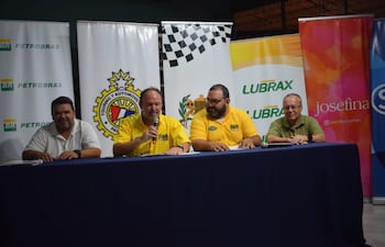 Momento exacto en el cual las autoridades del CVAP daban los correspondientes detalles del Rally de San Bernardino.