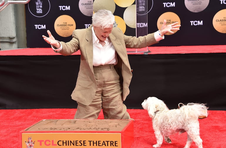 ¡Una postal llena de ternura! Glenn Close y su perrito Sir Pippin of Beanfield tras estampar sus huellas en el Teatro Chino TCL, en Hollywood. (Chris Delmas / AFP)