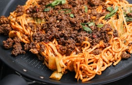 Fideos con carne molida picante.
