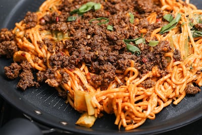 Fideos con carne molida picante.