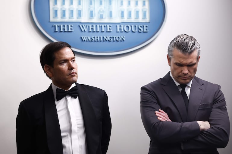 El secretario de Estado, Marco Rubio (i) junto al secretario de Guerra y jefe del Pentágono Pete Hegseth (d).
