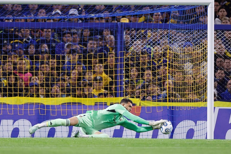 Álvaro Montero de Boca controla un balón este jueves, en un partido de la Copa Sudamericana entre Boca Juniors y O'Higgins en el estadio Alberto José Armando, en Buenos Aires (Argentina).
