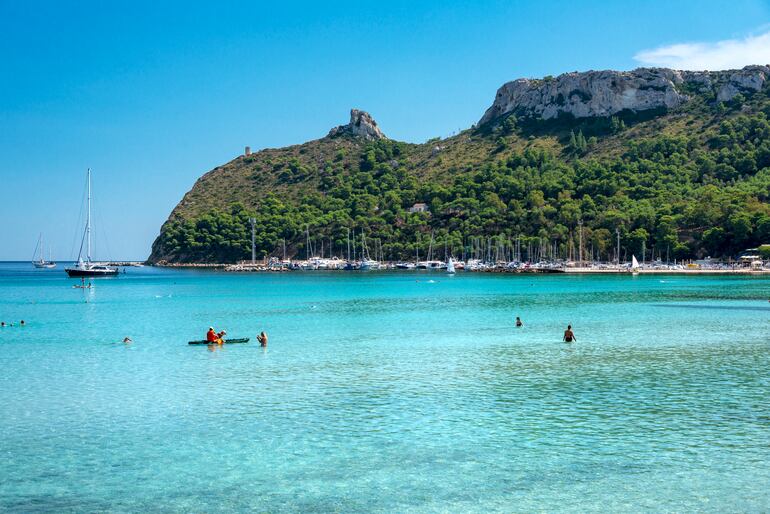 Playa de Poetto, aguas cristalinas y el famoso Sella del Diavolo, Cagliari, Cerdeña, Italia.