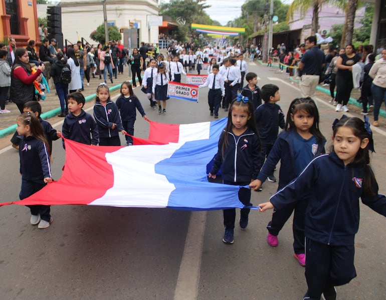 La bandera paraguaya flameó en cada rincón del desfile, acompañando el fervor patriótico de estudiantes y ciudadanos.