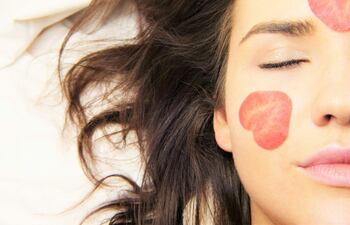 La temporada otoñal es la ideal para renovar la piel con sesiones de peeling dermatológico o cosmetológico, para obtener una piel suave y radiante.