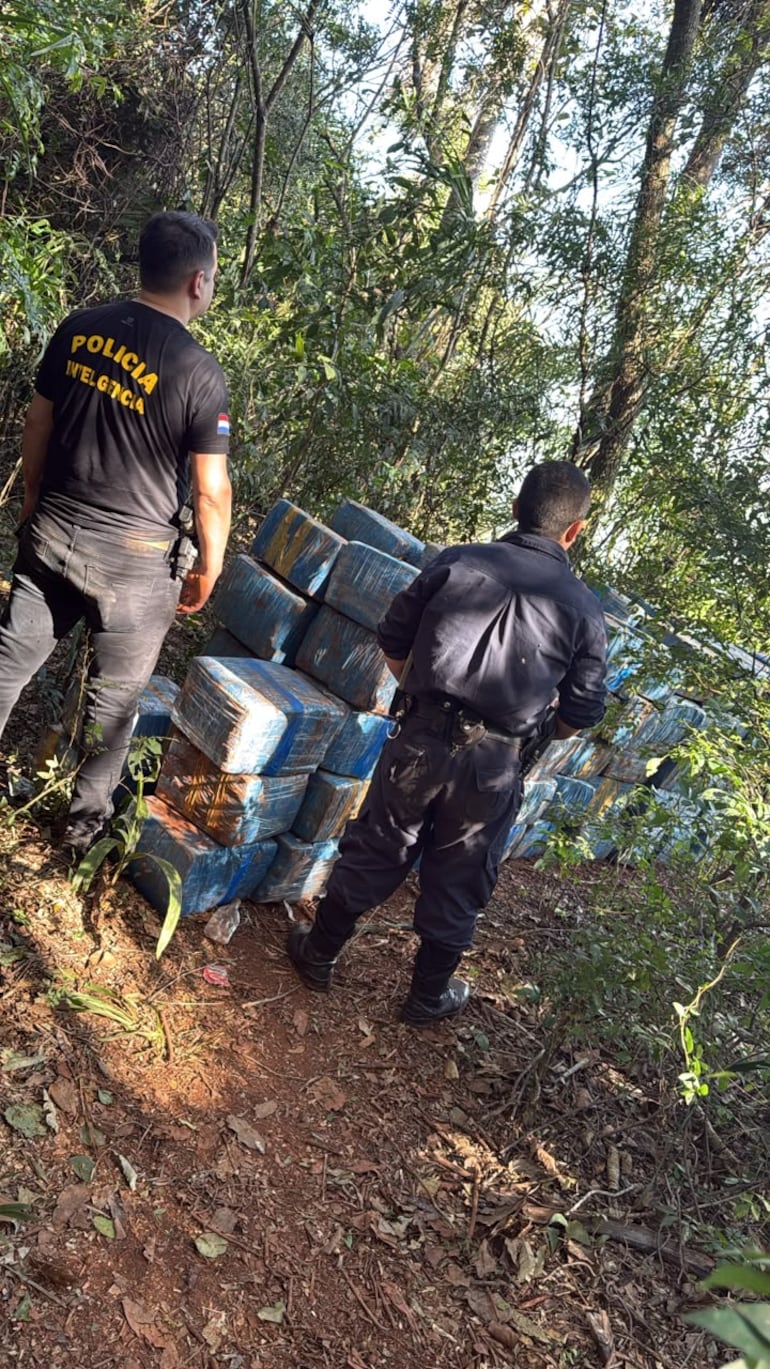 Según los agentes, estos puntos clandestinos con utilizados para el embarque de drogas, cigarrilos y hasta productos electrónicos.