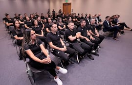 Árbitros, asistentes, árbitros VAR, jueces de futsal FIFA y fútbol playa recibieron insignia FIFA.