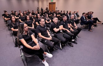 Árbitros, asistentes, árbitros VAR, jueces de futsal FIFA y fútbol playa recibieron insignia FIFA.