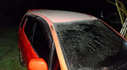 Escarchas sobre un automóvil en Paraguay durante temporadas de frío.