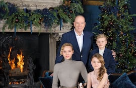 Los mellizos Gabriella y Jacques con sus padres, los príncipes Alberto II y Charlene de Mónaco.