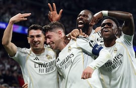 El mediocampista uruguayo del Real Madrid, Federico Valverde (2da izq.) celebra su tercer gol durante el partido de ida de los octavos de final de la UEFA Champions League entre el Real Madrid CF y el Manchester City en el Estadio Santiago Bernabéu.