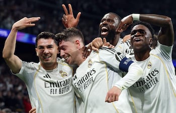 El mediocampista uruguayo del Real Madrid, Federico Valverde (2da izq.) celebra su tercer gol durante el partido de ida de los octavos de final de la UEFA Champions League entre el Real Madrid CF y el Manchester City en el Estadio Santiago Bernabéu.