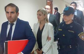 Fiscala Ana Elizabeth Girala se retira esposada del juzgado de Garantías tras decretarse su prisión preventiva.