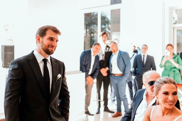 Un momento muy emotivo, así veía Alejandro a su futura esposa cuando ingresaba del brazo de su padre.