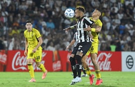 El delantero del Santos, Neymar (#10), y el mediocampista del Deportivo Recoleta, José Espínola (#06), luchan por el balón durante el partido de fútbol de la fase de grupos de la Copa Sudamericana entre el Deportivo Recoleta de Paraguay y el Santos de Brasil en el estadio Río Parapití en Pedro Juan Caballero.