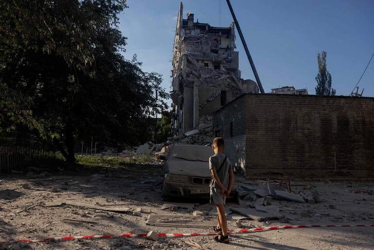 Ucrania: elevan a 30 el número de muertos por ataque ruso a Kiev del jueves - Mundo