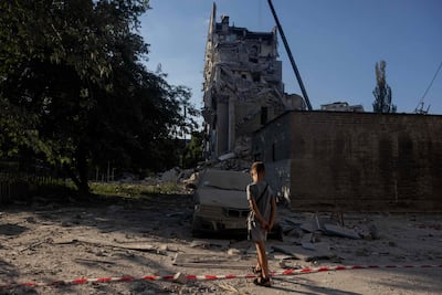 Un niño observa un edificio destruido por un bombardeo ruso en Kiev.