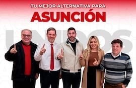 Natalicio Chase en corbata roja junto a cuatro personas levantando el dedo índice en un evento de campaña política con fondo rojo y blanco.