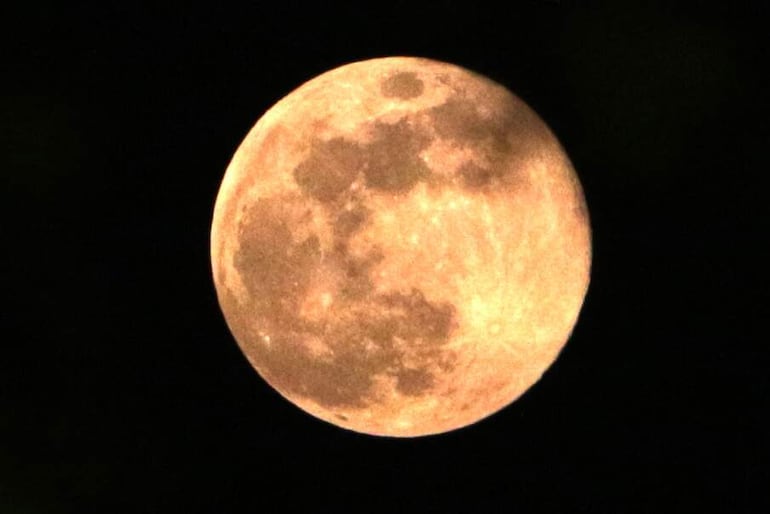 Luna llena sobre Islamabad.