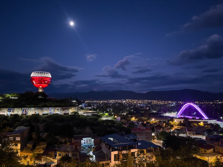 Tarija, Bolivia, con el mirador de la Copa de Vino y el Puente Millonario.