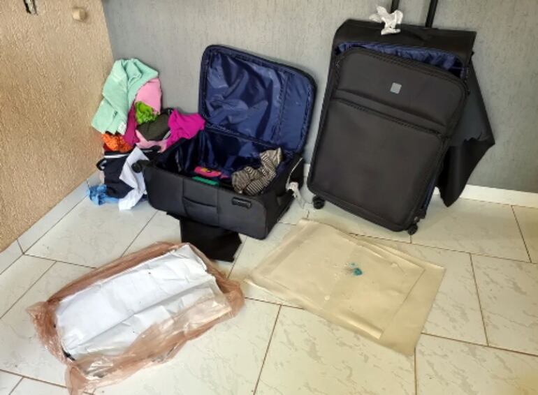 La droga estaba oculta en el forro de la maleta de la compatriota.