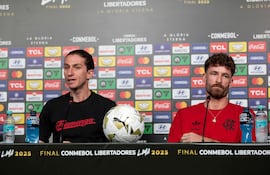 El entrenador principal del Flamengo, Filipe Luis (I), y el defensa Leo Pereira (D) ofrecen una rueda de prensa en la víspera del partido final de la Copa Libertadores, totalmente brasileño, entre Palmeiras y Flamengo en Lima.