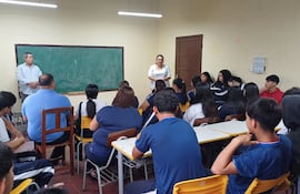 Charla organizada por docentes en el Colegio Nacional San Carlos, del distrito de Unión, en San Pedro.
