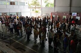 Municipalidad de Lambaré: Filas de contribuyentes realizando los trámites para renovar sus registros de conducir el 31 de marzo del año pasado.