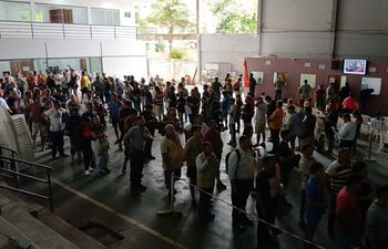 Municipalidad de Lambaré: Filas de contribuyentes realizando los trámites para renovar sus registros de conducir el 31 de marzo del año pasado.