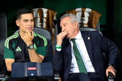 Rafael Márquez (izquierda), nuevo seleccionador de México, con Javier Aguirre, entrenador saliente.