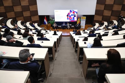 La presidenta de la Agencia Financiera de Desarrollo, Stella Guillén (c-i); el economista del Banco Central del Paraguay, Ángel González (c); la secretaria de Estado de Comercio del Gobierno de España, Amparo López (c-d); el director del Centro de Análisis y Difusión de la Economía Paraguaya, Fernando Masi; hablan durante el dialogo estratégico Mercosur y la Construcción de Alianzas en el Nuevo Orden Geopolíticotico este miércoles, en Asunción (Paraguay).
