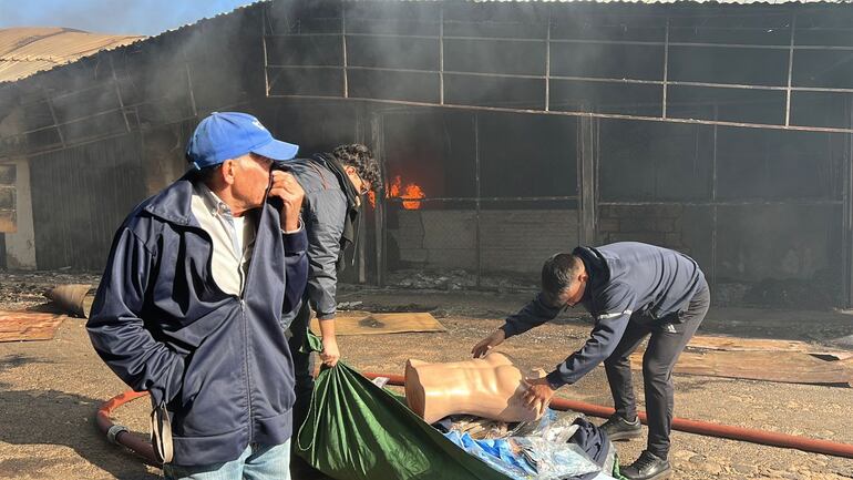 Varios son los bloques afectados por el fuego que comenzó este domingo en el Mercado Municipal de Itauguá. Mientras los bomberos siguen trabajando para sofocar las llamas, los comerciantes resguardan sus mercaderías.