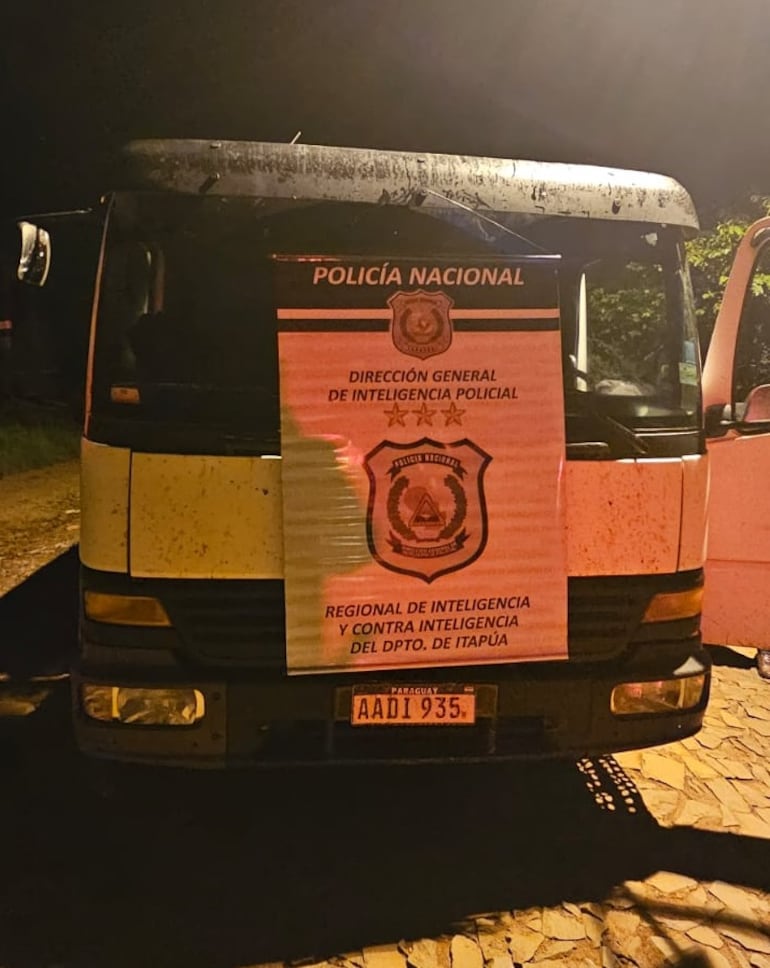Camión incautado por la Policía que transportaba 40 animales porcinos.