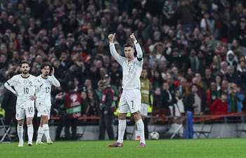El portugués Cristiano Ronaldo hace gestos tras ser expulsado durante el partido de fútbol del Grupo F de las eliminatorias europeas para la Copa Mundial de la FIFA 2026 entre Irlanda y Portugal, en Dublín, Irlanda.
