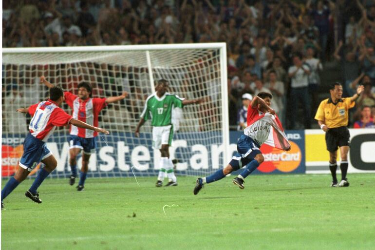 Miguel Ángel Benítez sale a festejar el segundo tanto albirrojo ante Nigeria, en el Mundial Francia 1998.