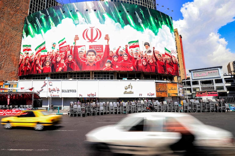 Mural de apoyo a la población iraní desplegado en  Valiasr Square en Teherán.