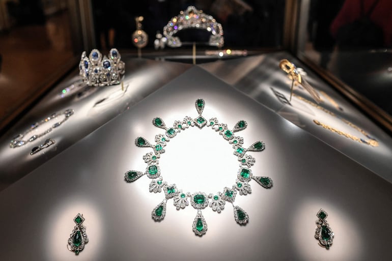 Esta fotografía muestra el collar y los pendientes del conjunto de joyas de la emperatriz de Francia, María Luisa ("Collier et boucles d'oreilles de la parure d'émeraudes de l'impératrice Marie-Louise"), exhibido en la Galería Apollon el 14 de enero de 2020 en el Museo del Louvre de París, tras su reapertura tras diez meses de reformas.